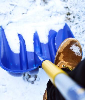 В Волгограде изобрели лопату с моторчиком: работа по уборке становится намного легче
