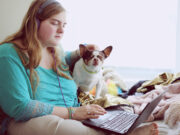 «Разрисовывают объектив камеры слюной»: выявлена странная подростковая тенденция