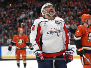 Красивый жест: Овечкин подарил шайбу партнёру вместо броска по пустым воротам и отметился ассистентским хет-триком