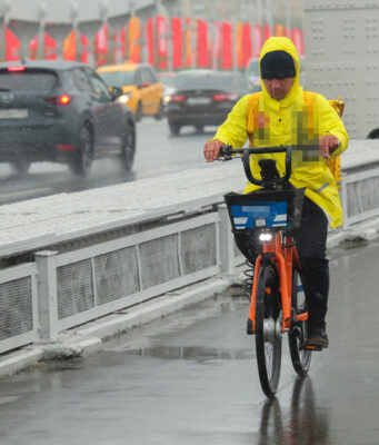 Взялись за велокурьеров: более 5000 нарушений выявлено за три дня