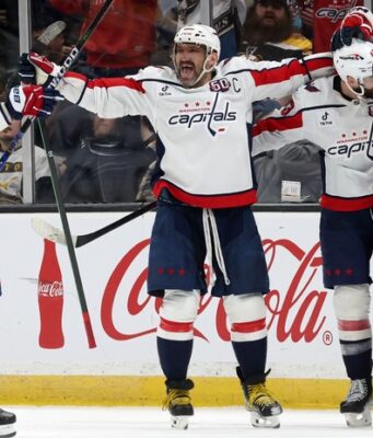 Рекорд всё ближе: Овечкин забросил 891-ю шайбу в НХЛ и до трёх сократил отставание от Гретцки