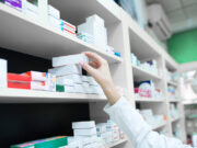 Эксперты рассказали, почему в России стали открывать все меньше аптек