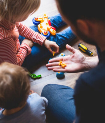 Первый – как куколка, третий – как котенок: родители рассказали, почему по-разному воспитывают детей