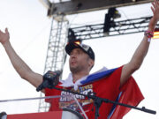 С флагом России на плечах: Бобровский и Куликов оказались в центре внимания на чемпионском параде «Флориды»