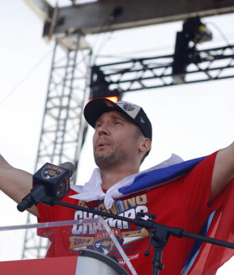 С флагом России на плечах: Бобровский и Куликов оказались в центре внимания на чемпионском параде «Флориды»