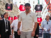 Открытие коробки, прогулка по Никольской и рекорд в приготовлении стейков: как Овечкин проводит отпуск в Москве