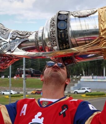 Память о погибших хоккеистах, перстни за 3 млн рублей и отсутствие Никитина: как прошёл чемпионский парад «Локомотива»