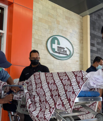 Личинки и стекло в еде: в азиатской стране растет негодование качеством школьного питания