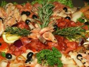 Вежливо, но твердо: как выставить назойливого гостя после новогоднего застолья