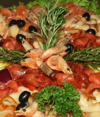 Вежливо, но твердо: как выставить назойливого гостя после новогоднего застолья