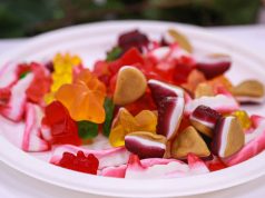 «Переименовать их надо в «китайские гадости»: дешевые магазины заполонили десерты из Китая