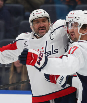 Не стар, а суперстар: Овечкин отдал пас-конфетку из «офиса», забросил в пустые ворота и продолжил бить рекорды