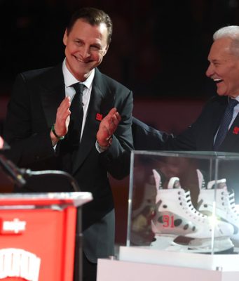 Выехал на кабриолете, послушал Овечкина и извинился за уход: «Детройт» устроил шикарную церемонию для Фёдорова