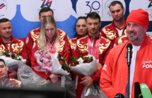 «Устали, но держались до последнего»: российские паралимпийцы триумфально вернулись домой и ждут встречи с президентом