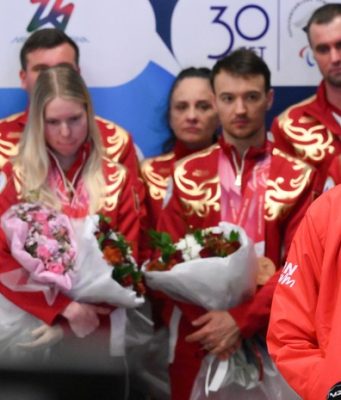 «Устали, но держались до последнего»: российские паралимпийцы триумфально вернулись домой и ждут встречи с президентом