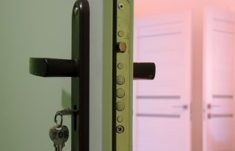 У москвичей конфисковали квартиру, тайком переданную в субаренду мигрантам