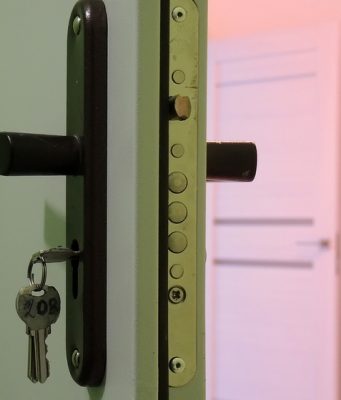 У москвичей конфисковали квартиру, тайком переданную в субаренду мигрантам